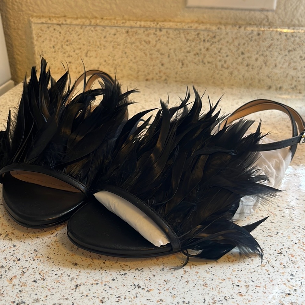 PLV, feather, flat shoe strap, Frandsen on the ankle
